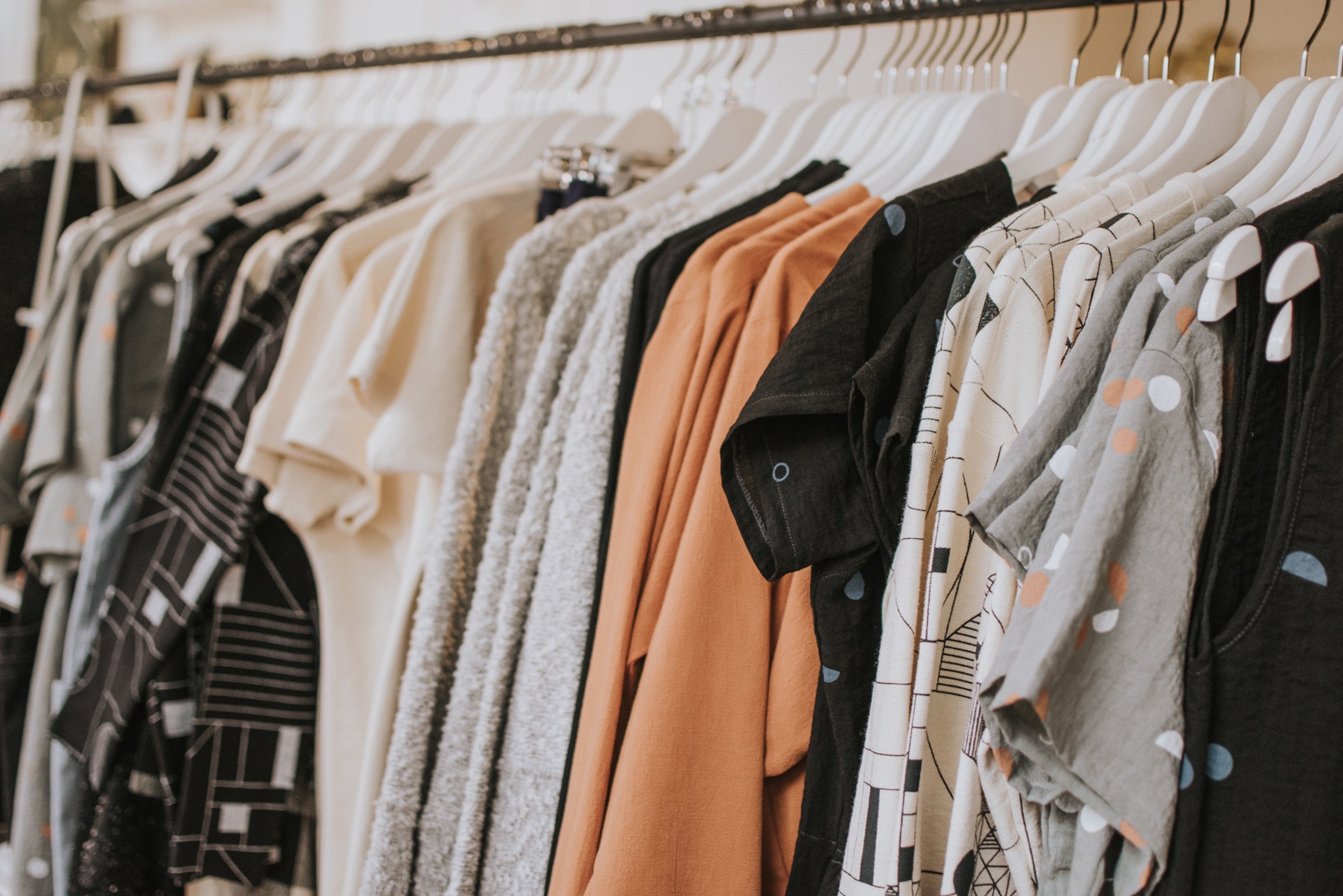 Des tee-shirts présentées dans le vitrine d'un magasin