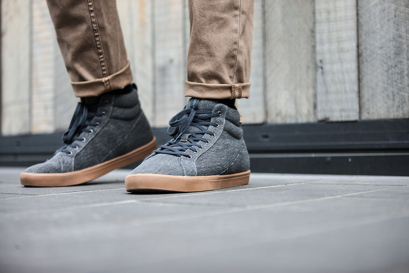 Baskets homme montante de couleur dark grey portées
