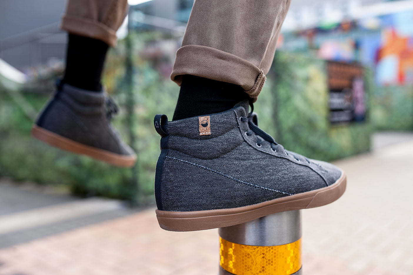 Baskets homme montante de couleur dark grey portées et vue de derrière