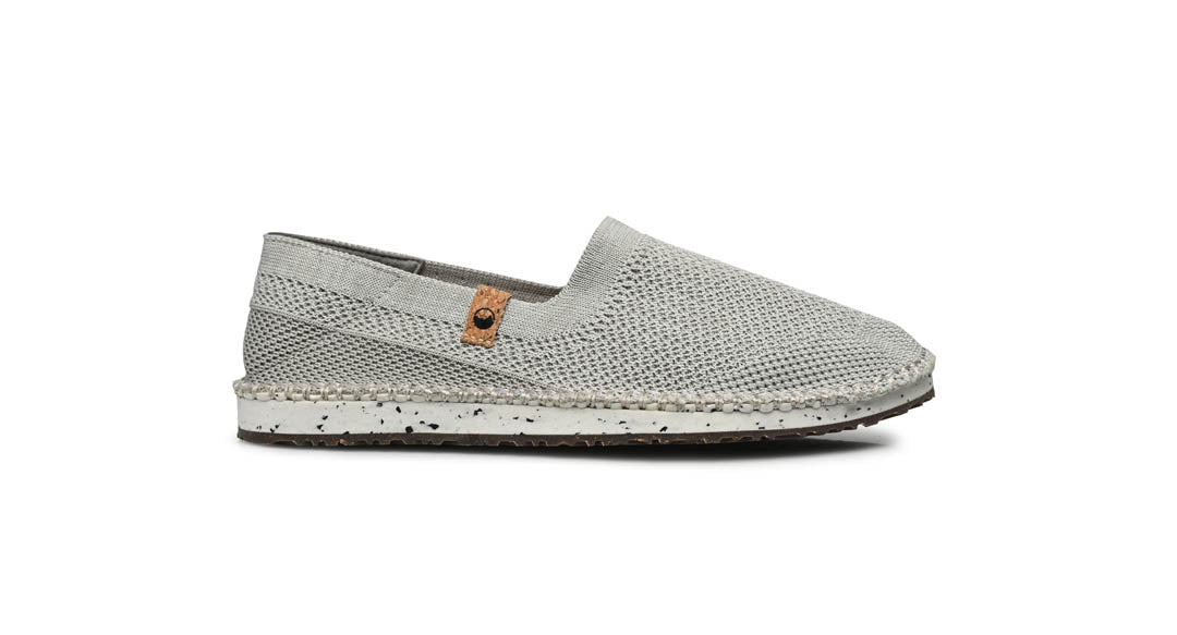 Chaussure femme de couleur gris clair vue du coté droit
