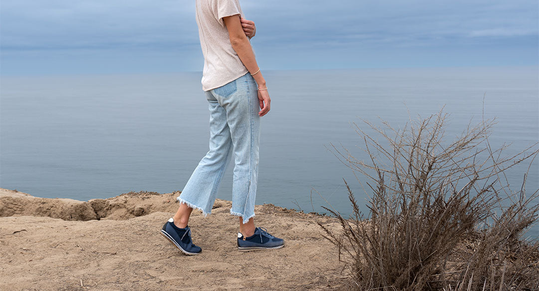 Chaussures femme de couleur bleu portées de droit