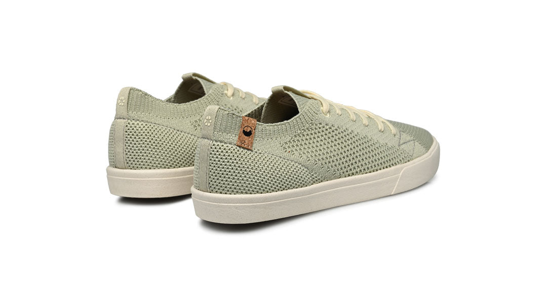 Baskets femme de couleur vert vue d’ensemble de derrière