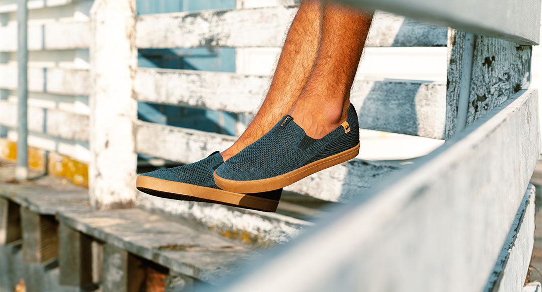 Chaussures homme de couleur bleu portées de gauche