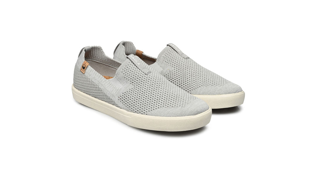 Chaussures femme de couleur gris clair vue d’ensemble coté droit
