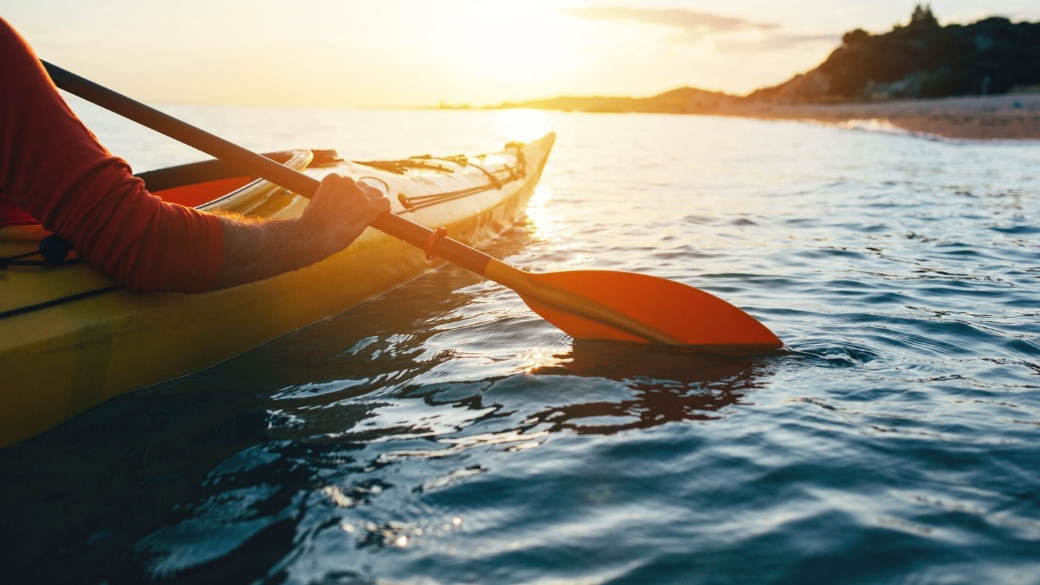 quelqu'un en train de faire du kayak dans un lac