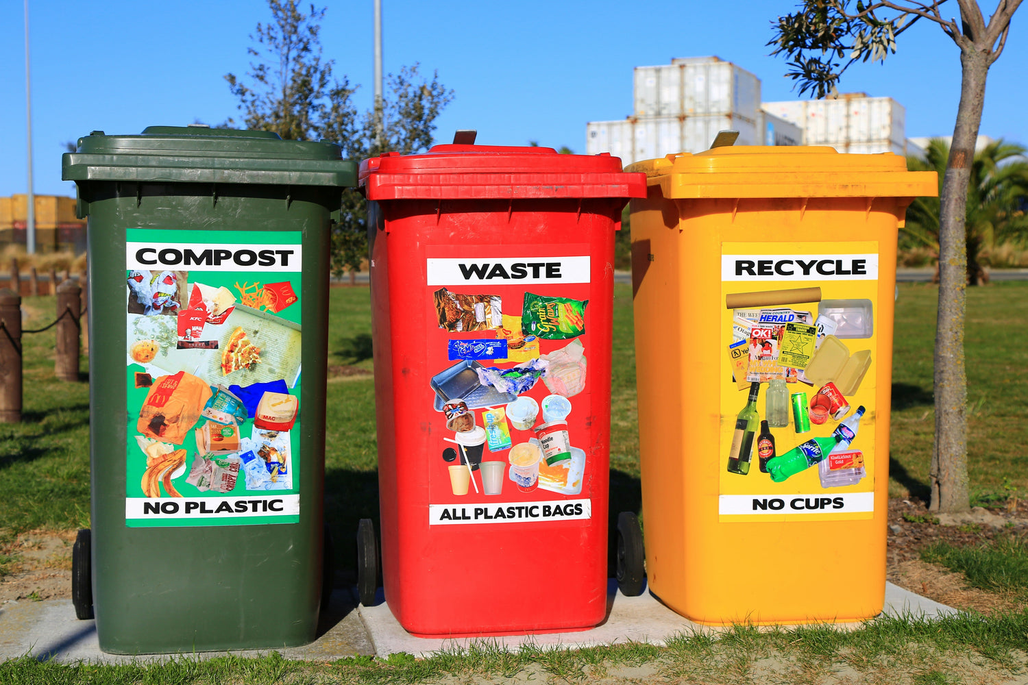 Des containers pour le compost, les dechets, et le tri