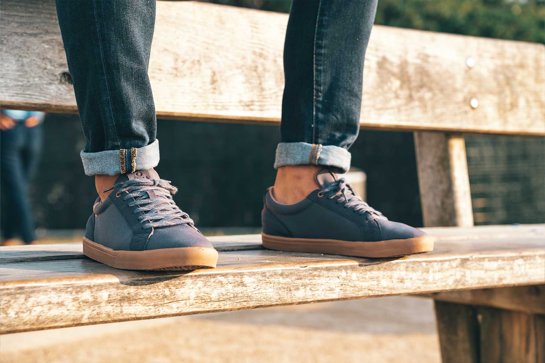 Chaussures homme de couleur obsidian portées de face